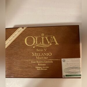 Oliva Serie V Melanio Maduro Cigar Box